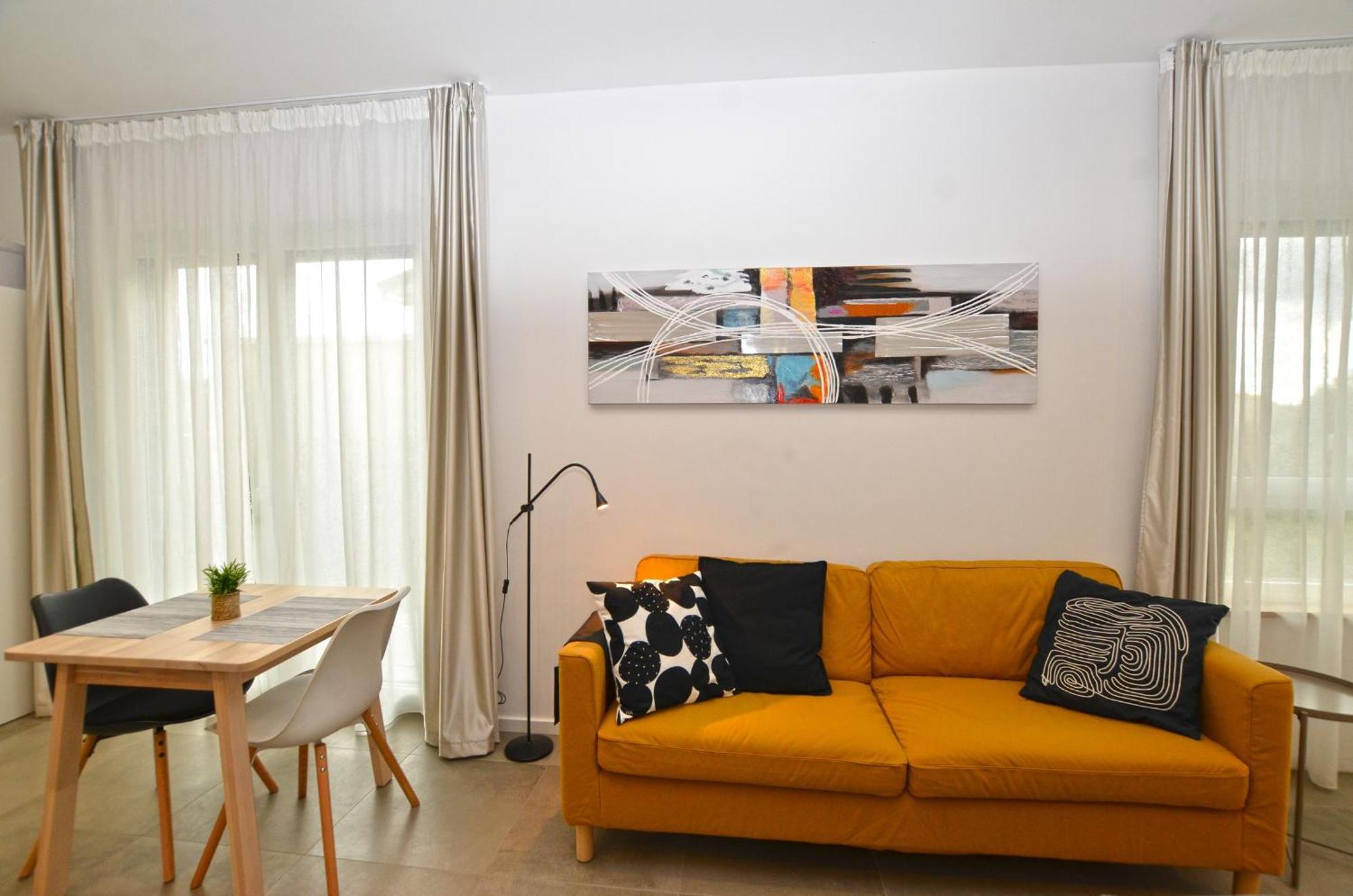 Apartment Black & White *